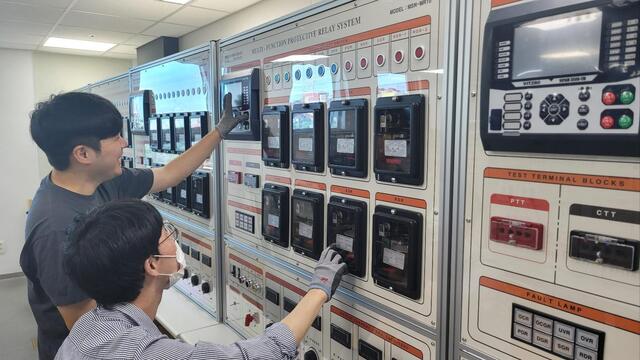 ▲ 한국폴리텍대학 광명융합기술교육원의 전기에너지시스템과 교육 모습. /사진제공=광명폴리텍
