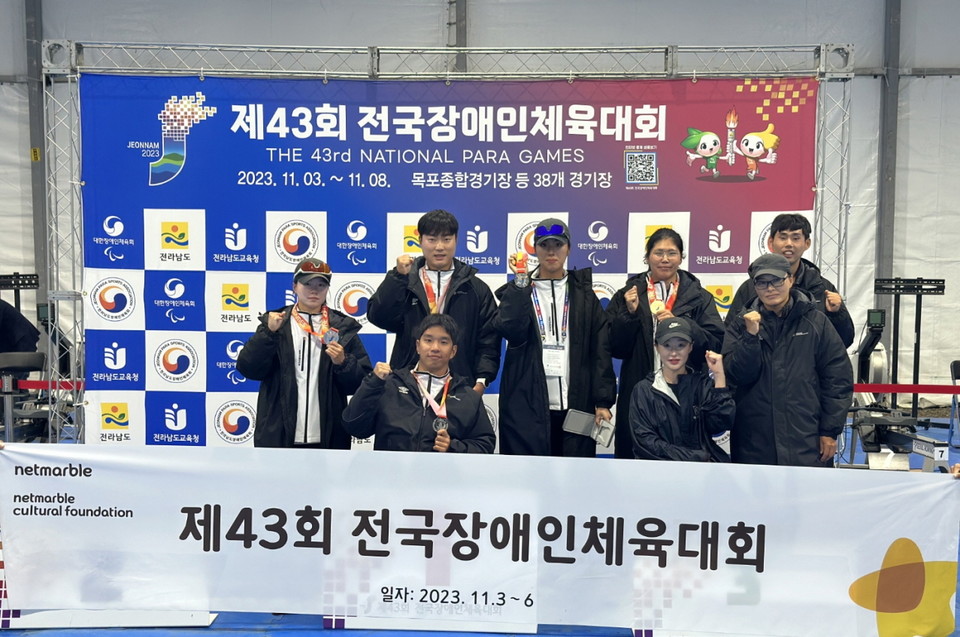 (왼쪽부터) 강현주 선수, 강이성 선수(서 있는 선수), 전숭보 선수(앉은 선수), 배지인 선수, 한은지 선수(안경 쓴 선수), 임효신 선수(앉은 선수, 모자), 이승주 선수, 조연희 감독