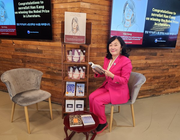 선승혜 주영한국문화원 원장이 14일(현지시간) 런던 문화원에 설치한 한강 노벨문학상 수상 기념 코너에서 연합뉴스와 인터뷰 이후 포즈를 취하고 있다. /사진=연합뉴스