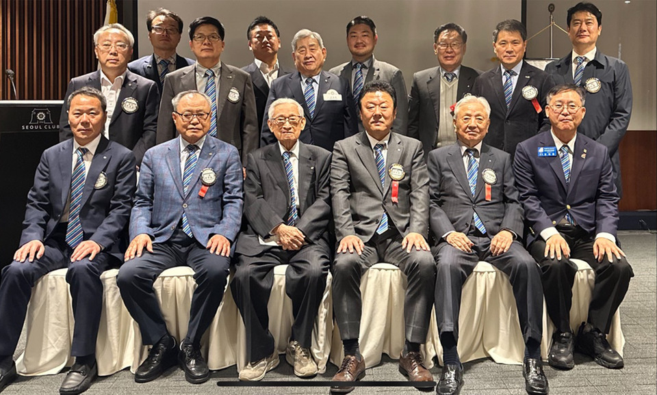 ▲김대종 교수(맨오른쪽), 남서로타리클럽에서“2025년 경제전망”특강 후 단체사진. 