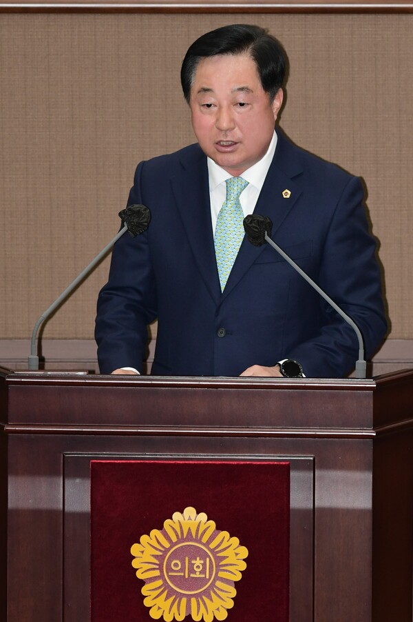 박석 서울시의원이 지난 19일 열린 제327회 정례회 3차 본회의에서 5분 자유발언을 통해 도봉구 방학3동 초당초등학교 수영장 운영을 둘러싼 갈등에 대해 원만한 중재를 촉구하고 있다. 서울시의회 제공