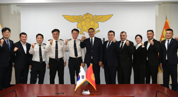 지난 22일 이영팔 소방청 차장과(왼쪽 다섯번째) 보벡 아지케예프 키르기즈스탄 장관이(왼쪽 여섯번째) 재난대응 역량 강화를 위한 기술교류 논의를 진행한 뒤 기념촬영을 하고 있다. 소방청 제공
