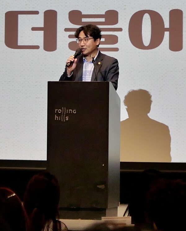 조성환 경기도의회 기획재정위원장이 20일 경기도 화성시 남양읍 시청로 롤링힐스 호텔에서 열린 '2024년 자살 유족 힐링캠프 '더불어 숲'에 참석해 희망의 메시지를 전달하고 있다. 경기도의회 제공