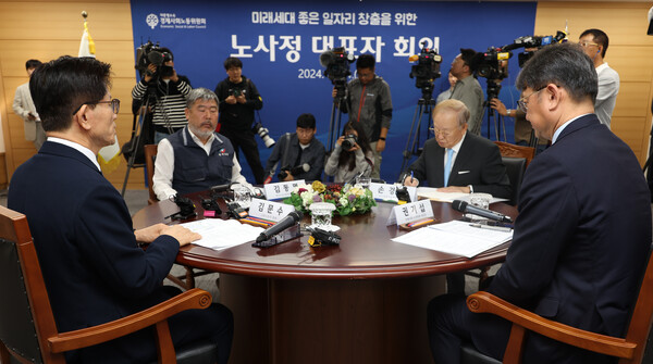  지난 4일 오전 서울 종로구 대통령 직속 사회적 대화기구 경제사회노동위원회에서 열린 노사정대표자 회의에서 김문수 고용노동부 장관(왼쪽부터), 김동명 한국노총 위원장, 손경식 한국경영자총협회(경총) 회장, 권기섭 경사노위 위원장이 회의하고 있다. 연합뉴스