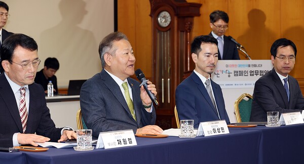 이상민(왼쪽 두 번째) 행정안전부 장관이 27일 서울 중구 명동 전국은행연합회 은행회관에서 '온기나눔 캠페인 업무협약'(MOU)을 체결하며 인사말을 하고 있다. 이 장관은 “오늘 협약으로 정부의 자원봉사·기부 관리 시스템과 기업의 민간 플랫폼을 연계하고 각자 특성을 살린 홍보와 캠페인을 전개한다면, 이웃을 위한 나눔이 일상화될 것으로 기대한다”며 “앞으로도 대한민국 곳곳에 따뜻한 온기와 사랑이 퍼져나갈 수 있도록 민·관 협력을 더욱 강화하겠다”고 밝혔다. 협약식에는 황도연 당근마켓 대표, 채원철 삼성전자 부사장, 정상혁 신한은행 은행장, 이승열 하나은행 은행장, 조한래 우리은행 부행장, 김형일 IBK기업은행 수석부행장 등이 참석했다. 협약은 지난해 12월 행안부가 시작한 캠페인 협력 주체를 민간기업으로 확대한 첫 사례다. 각 기관은 △ 자원봉사·나눔 확산 홍보 캠페인 추진 △ 민·관 시스템 연계 △ 기부⋅자선 활성화 등을 협력한다. 이에 따라 앞으로 협약기업이 운영 중인 민간 어플리케니션(앱)에서도 정부 ‘1365자원봉사포털’에서 제공하는 자원봉사 일감 조회·신청 및 실적 확인 등이 가능해진다. 행안부는 이번 협약을 통해 행안부와 15개 자원봉사·기부·자선단체가 나눔 문화 확산을 위해 추진해 왔던 온기나눔 캠페인이 민간기업으로까지 확대된 것이라고 설명했다. 먼저 내년 상반기부터 삼성전자 ‘삼성월렛’, 기업은행 ‘i-ONE Bank’, 신한은행 ‘신한 SOL뱅크’, 우리은행 ‘우리 WON뱅킹’, 하나은행 ‘아이부자’ 자체 앱을 통해 자원봉사 조회·신청 및 실적 확인이 가능하며, 지역 기반 생활 플랫폼인 ‘당근’ 앱도 해당 기능을 제공할 예정이다. 또한 행안부에서 내년에 개발·운영 예정인 ‘모바일 자원봉사증’도 민간 앱에서 이용할 수 있게 된다. 행안부는 다음 달 5일 ‘자원봉사자의 날’과 9일 ‘기부의 날’이 있는 연말연시를 맞아 12월부터 내년 2월까지를 온기나눔 캠페인 집중기간으로 운영할 예정이다. 행정안전부 제공