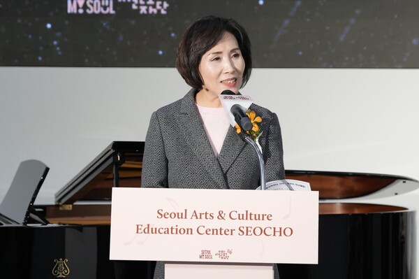 서울시의회 이숙자 운영위원장이 지난 22일 '서울문화예술교육센터 서초' 개관식에 참석해 일상생활 속 클래식 향유의 기회를 자주 만나게 된 점을 반기며 관계자들에게 감사를 전하고 있다. 서울시의회 제공 