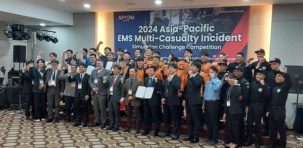 이달 25일과 26일 서울에서 열린 '제15차 아시아태평양 재난의학회 학술대회(APCDM 2024) 시뮬레이션 챌린지' 참가팀들이 기념사진을 찍고 있다. 소방청 제공