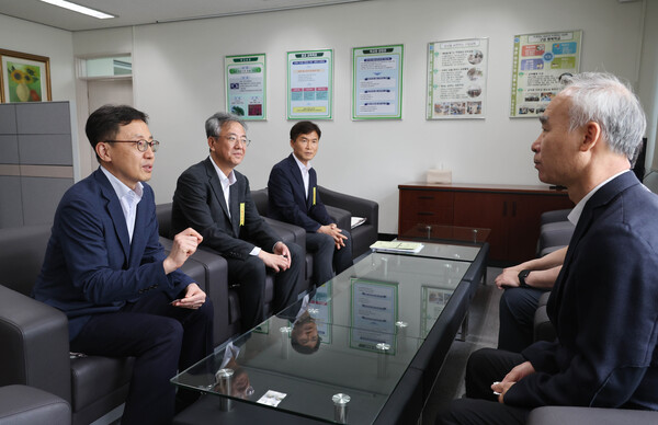 연원정 인사혁신처장(왼쪽)이 27일 국가공무원 7급 공개경쟁채용 제1차 시험장인 서울 관악구 구암중학교를 찾아 정원진 교장과 시험 진행 상황에 대해 간담회를 갖고 있다. 인사혁신처 제공