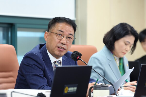 서울시의회 환경수자원위원회 소속 김재진(왼쪽) 의원이 제327회 시의회 정례회를 통해 한강 다리에서 투신하는 사고가 매년 늘어나고 있다며 보다 특화된 에방대책을 촉구하고 있다. 서울시의회 제공