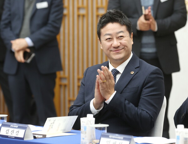 김진경 경기도의회 의장이 지난 26일 서울에서 열린 '대한민국 시도의회 의장협의회 제7차 임시회'에 참석해 제시돤 의견을 경청하며  박수를 보내고 있다. 경기도의회 제공 