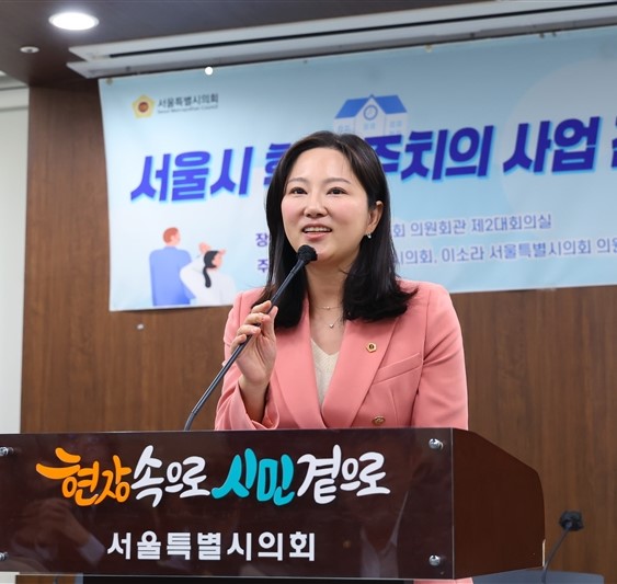 윤영희 서울시의원이 지하철에서 일하는 보안관들의 근무행태를 지적하며 시민들의 세금을 우습게 여기는 데 매서운 처벌을 내려야 한다고 지적했다. 사진은 지난 27일 청소년들의 신체-정신적 방황을 해결하기 위해 더불어민주당 이소라 시의원 제안으로 중구 서소문로 시의회 의원회관 제2대회의실에서 열린 '서울시 학교 주치의 사업 진흥방안 모색 토론회'에서 축사를 하는 윤영희 의원. 서울시의회 제공