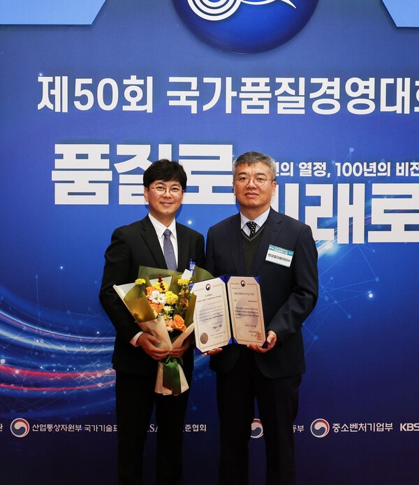 현대엘리베이터 임직원들이 20일 서울 강남구 코엑스 오디토리움에서 열린 ‘제50회 국가품질경영대회’에서 품질경쟁력 우수기업에 선정된 뒤 기념사진을 촬영하고 있다. 현대엘리베이터 제공