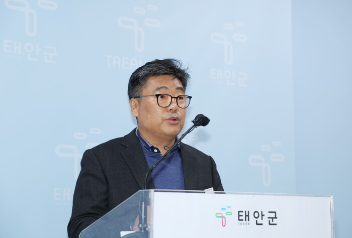 김낙겸 상하수도센터 소장이 27일 군청에서 정례브리핑을 하고 있다.(사진=태안군청)