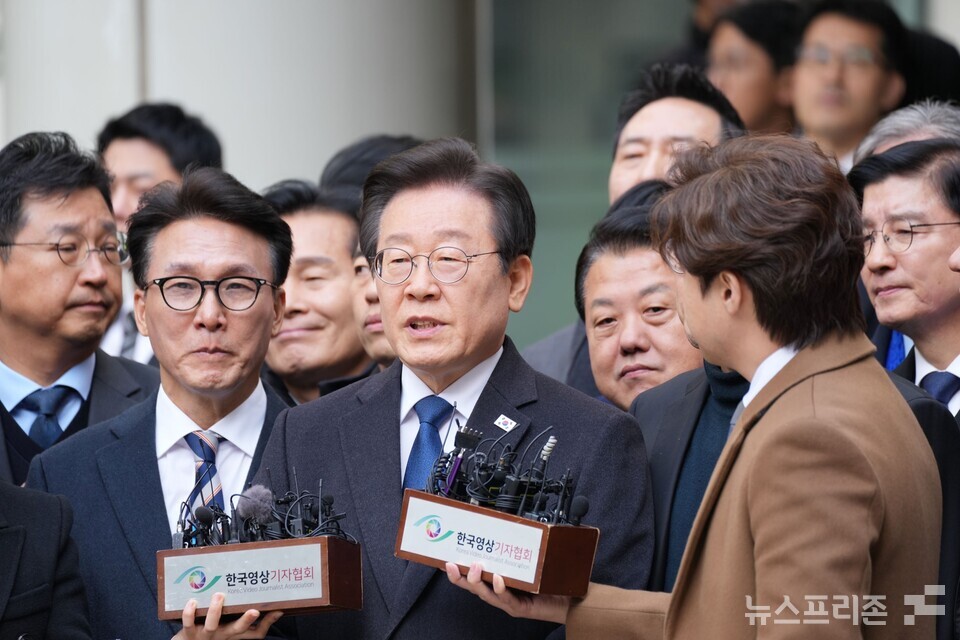 이재명 더불어민주당 대표가 25일 오후 서울 서초구 서울중앙지법에서 열린 '위증교사' 혐의 사건 1심 선고 공판에서 무죄선고를 받은 뒤 기자들의 질문에 답하고 있다. (사진=김정현 기자)