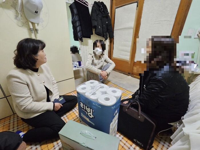 마산회원구 황영숙 사회복지과장이 위기대상자 가정방문 모습.(사진=창원시)