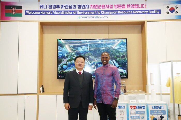 홍남표 창원특례시장(왼쪽)이 창원시의 우수한 자원순환시설 정책을 벤치마킹하기 위해 방문한 페스터스 응에노(Festus Ng'eno) 케냐 환경부 차관과 사진촬영 모습.(사진=창원시)