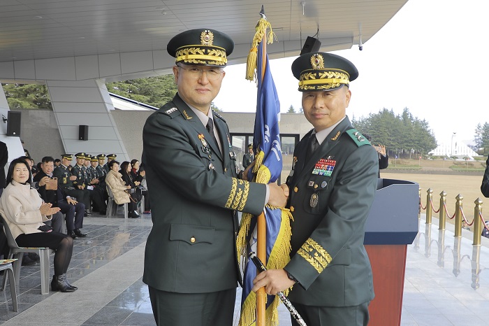 29일 박안수 육군참모총장이 40대 학교장 박성훈 소장에게 부대기를 이양하고 있다.(사진=육군3사관학교) 