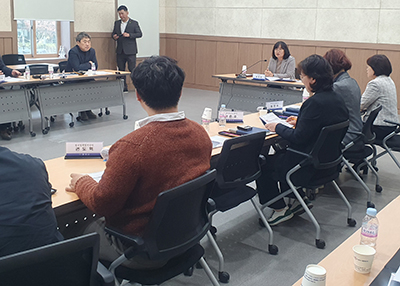 경산시가 지난 25일 시청 별관회의실에서 '경산시 청년센터 구축 및 운영 기본계획 수립 연구용역' 중간보고회를 개최하고 있다.(사진=경산시)