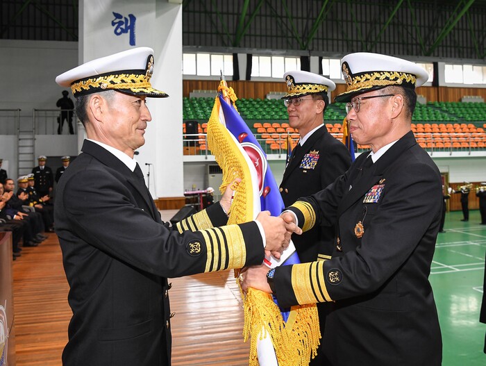 해군교육사령부 호국관에서 열린 제30-31대 해군교육사령관 이·취임식에서 강정호 신임 사령관이 양용모 해군참모총장으로부터 부대기를 이양 받고 있다.(사진=해군교육사령부) 