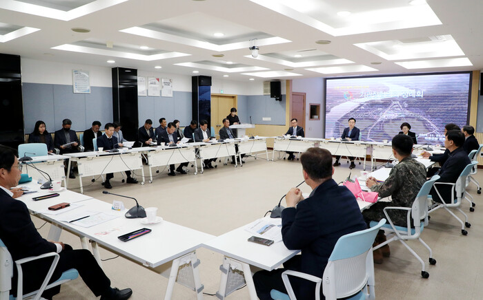 하동군청 소회의실에서 열린 ‘하동군기관장협의회 정례회’ 모습.(사진=하동군) 