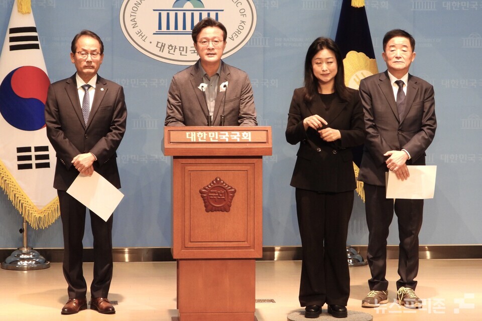더불어민주당 강득구·강준현·채현일 의원이 26일 서울 여의도 국회 소통관에서 '이재명 지킴이 릴레이 선언' 기자회견을 하고 있다. 왼쪽부터 강준현·채현일 의원, 수어통역사, 강득구 의원. (사진=김정현 기자)