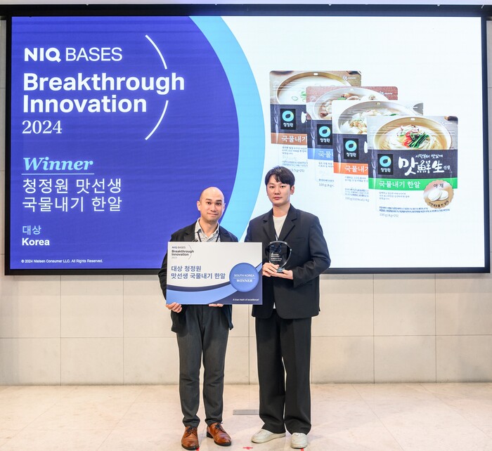 지난 7일 서초구 엘타워에서 열린 ‘NIQ 2024 혁신신제품대상(NIQ Breakthrough Innovation Award 2024)’ 시상식에서 (왼쪽부터) 토마스 푼(Thomas Pun) 닐슨아이큐 BASES사업부 동아시아지역 커머셜 리더, 이명훈 대상㈜ 시즈닝팀 PM이 기념촬영을 하고 있다. (사진=대상㈜)