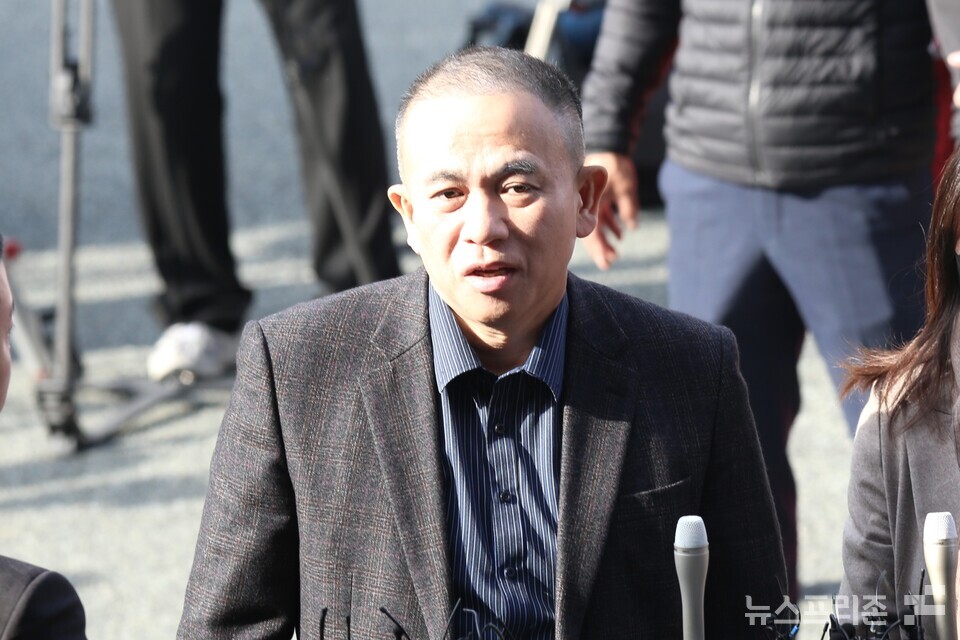 김건희 여사 공천 개입 의혹 핵심 당사자인 명태균 씨가 8일 오전 조사를 받기 위해 경남 창원시 성산구 창원지방검찰청으로 출석해 취재진의 질문에 답변하고 있다. (사진=뉴스프리존DB)