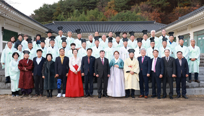 산청 선비대학 수료식 기념.(사진=산청군)