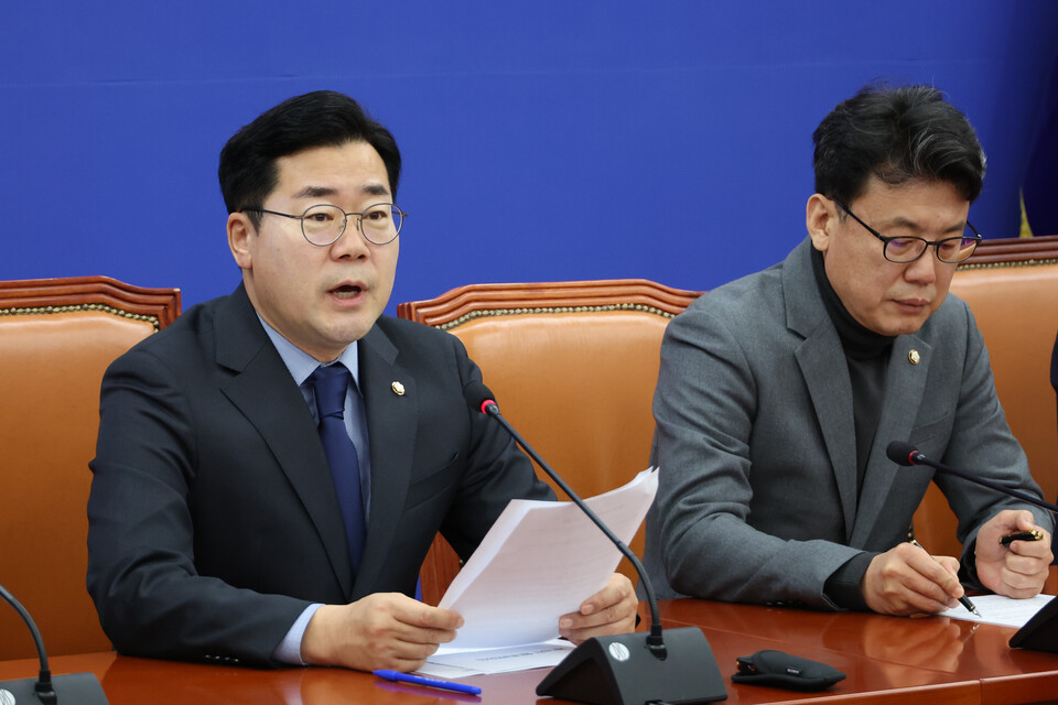 박찬대 더불어민주당 원내대표(왼쪽)가 26일 서울 여의도 국회에서 열린 원내대책회의에서 발언하고 있다. (사진=연합뉴스)