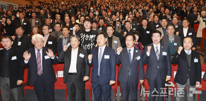 28일 완주군문예회관에서 열린 2024년 제7회 전북CEO지식향연에 김관영 전북특별자치도지사와 유희태 완주군수, 한종관 전북신용보증재단 이사장을 비롯한 참석자들이 김관영 도지사의 강연을 듣고 기념촬영을 하고 있다. (사진=전북특별자치도)