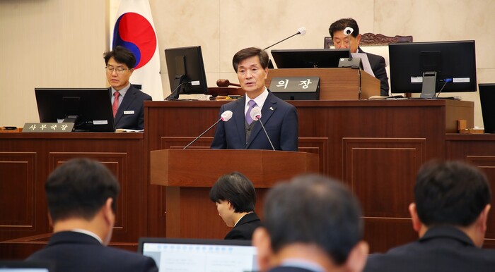 28일 안병구 밀양시장이 밀양시의회 제2차 정례회 본회의에서 시정연설을 하고 있다.(사진=밀양시)
