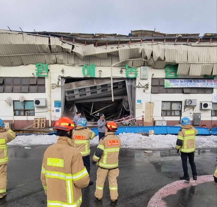 폭설로 인해 안양농수산물도매시장 청과동 건물이 붕괴된 모습 (사진=김현무 기자)