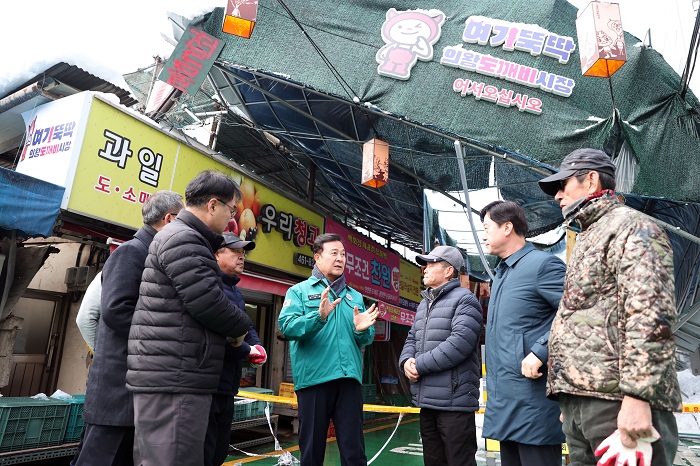 김성제 시장(사진 가운데)이 의왕도깨비시장 천장그늘막 붕괴사고 현장을 찾아 관계자들과 대책을 논하고 있다. (사진=의왕시)