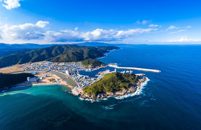 영덕군 축산면 죽도산이 내려 보이는 축산항 일원 항공사진.(사진=영덕군) 