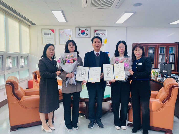 홍순영 성산구청장이 민원업무 유공공무원 시상 후 기념촬영 모습.(사진=창원시) 
