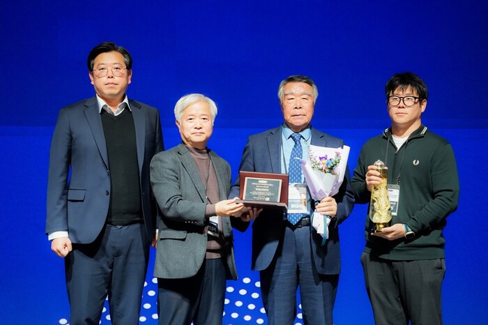 ‘세계축제협회(IFEA World) 한국지부 연차총회 및 피너클 어워드(Pinnacle Awards 한국대회’ 시상식에서 통영시가 ‘제63회 통영한산대첩축제’가 영상미디어부문과 대표 프로그램 부문에서 각각 금상과 은상을 수상하고 있다.(사진=통영시) 