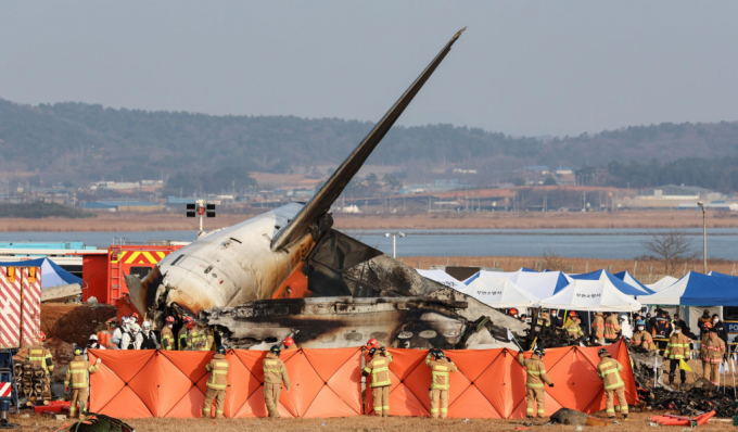 전남 무안국제공항에서 여객기 착륙 도중 충돌 사고가 난 29일 오후 무안국제공항에서 구급대원들이 가림막을 제거한 뒤 실종 탑승객 수색 작업을 벌이고 있다. / 사진=뉴시스 이영환 기자  /사진=김근수