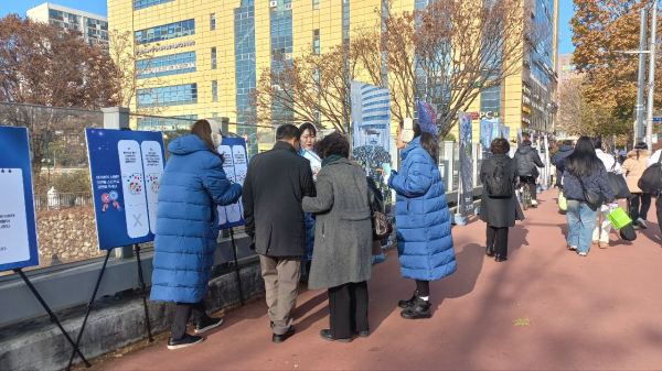 신천지 서울야고보지파가 중계역 근처에서 종교 탄압 규탄 대회 관련 사진을 전시하며 시민 동의 활동하고 있다. (사진=신천지 서울야고보지파)