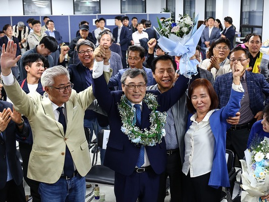 ▲ 정근식 서울시교육감 보궐선거 후보가 서울 마포구 후보자 사무실에서 당선이 확실시되자 지지자들과 인사를 나누고 있다. 사진=뉴시스