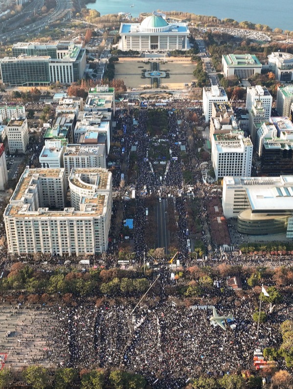 ▲윤석열 대통령 탄핵소추안 국회 재표결이 진행되고 있는 14일 서울 여의도 국회의사당 앞에서 열린 촛불집회에서 시민들이 탄핵소추안 가결을 촉구하고 있다. 사진=뉴시스