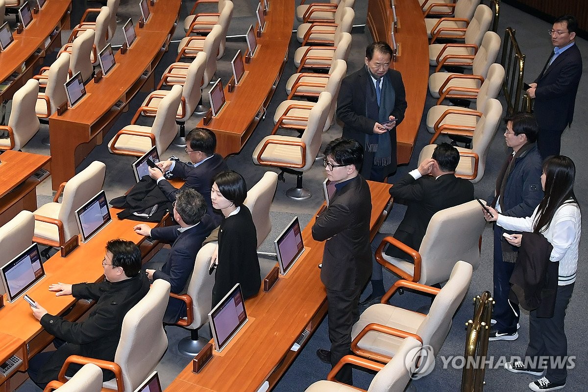 윤석열 대통령이 3일 밤 긴급성명을 통해 비상계엄을 선포한 가운데 4일 새벽 서울 여의도 국회 본회의장에 국민의힘 한동훈 대표가 의원들과 함께 자리하고 있다. 국회는 이날 본회의에서 여야 의원들이 참석한 가운데 비상계엄 해제 요구 결의안을 재석 190인, 찬성 190인으로 가결했다. 2024.12.4 / 사진 = 연합뉴스
