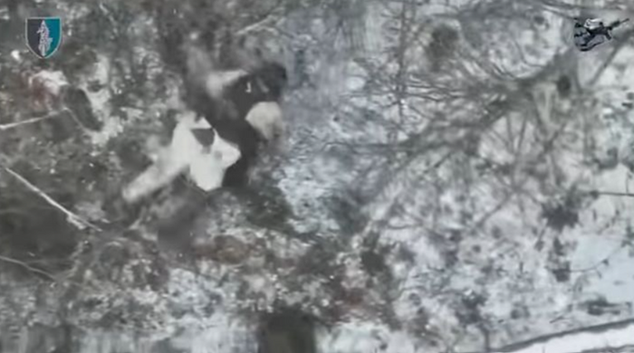 북한군으로 추정되는 병사가 러시아 서부 쿠르스크에서 무인기 공격을 받고 쓰러져 있다. ⓒRBC/뉴시스