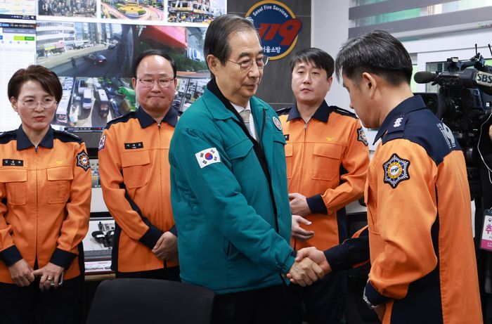 한덕수 대통령 권한대행이 연말연시를 맞아 24일 서울 중부소방서를 방문해 소방서 관계자들과 인사하고 있다. ⓒ연합뉴스