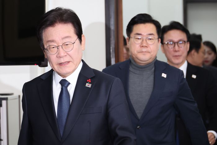 이재명 더불어민주당 대표, 박찬대 원내대표가 27일 오전 이재명 대표의 대국민성명 발표가 있기 전 서울 여의도 국회에서 열린 최고위원회의에 참석하고 있다.ⓒ뉴시스