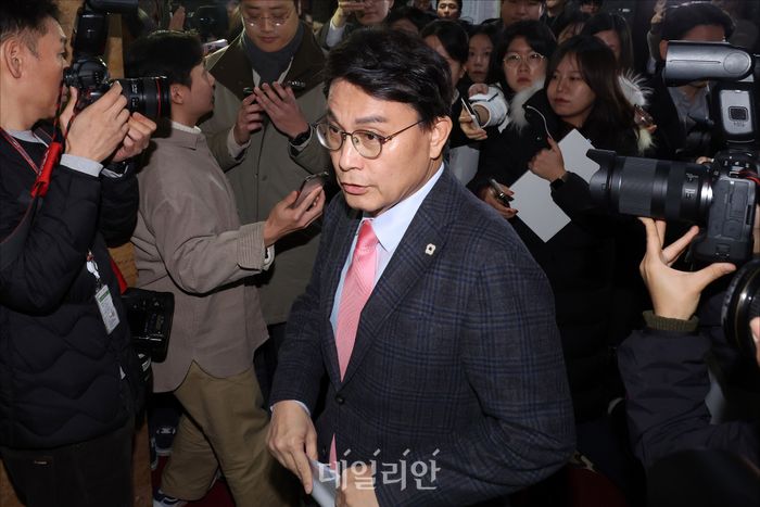 윤상현 국민의힘 의원이 9일 오전 서울 여의도 국회에서 비공개로 열린 국민의힘 비상의원총회에 참석하고 있다. ⓒ데일리안 홍금표 기자