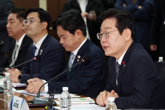 이재명 더불어민주당 대표가 24일 오전 서울 중구 서민금융진흥원에서 중앙서민금융통합지원센터 현장 방문 후 열린