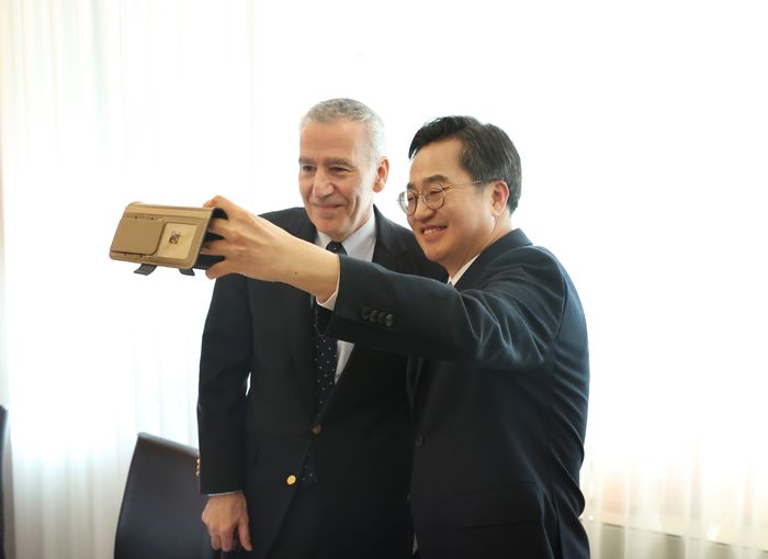 김동연 경기도지사가 24일 필립 골드버그(Philip Goldberg) 주한 미국대사와 만나 기념촬영을 하고 있다.ⓒ