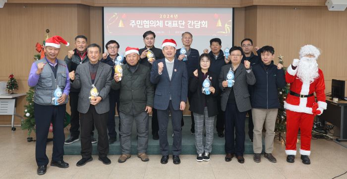 최계운(가운데) 인천환경공단 이사장이 사업소 별로 운영 중인 대표단과 간담회를 가진 후 사진촬영을 하고 있다.ⓒ인천환경공단 제공