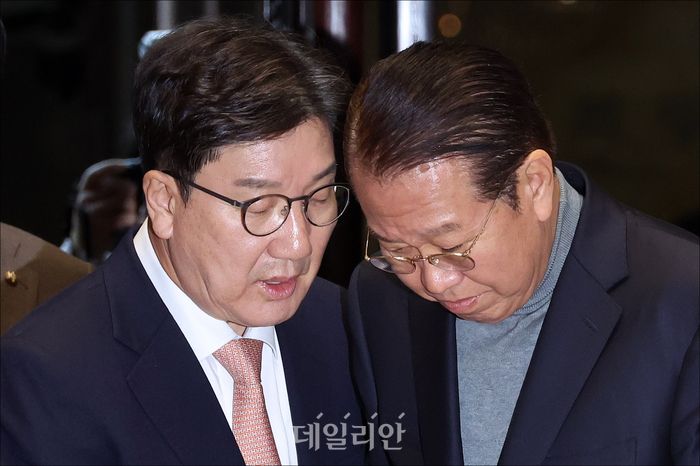 국민의힘 권성동 대표권한대행 겸 원내대표와 비상대책위원장으로 지명된 권영세 의원이 26일 오전 국회에서 열린 국민의힘 의원총회에서 인사를 나누며 대화를 하고 있다. ⓒ데일리안 홍금표 기자