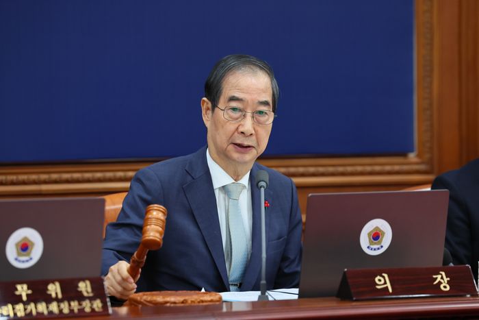 한덕수 대통령 권한대행이 19일 서울 종로구 정부서울청사에서 열린 임시국무회의에서 의사봉을 두드리고 있다. ⓒ국무총리실